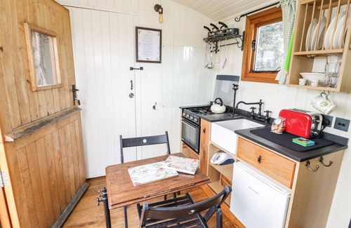 Saint Asaph Cabaña | THE SHIRE SHEPHERDS HUT, pet friendly, with open fire in St Asaph