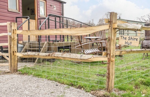 Saint Asaph Cabaña | THE SHIRE SHEPHERDS HUT, pet friendly, with open fire in St Asaph