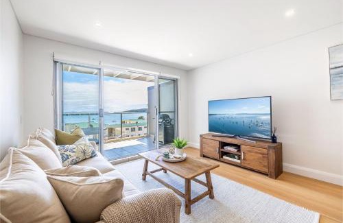 Shoal Bay Apartamento | The Shoal, 508, Bullecourt St - stunning views, air con, lift and Wi-Fi