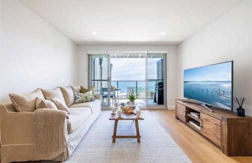 Shoal Bay Apartamento | The Shoal, 508, Bullecourt St - stunning views, air con, lift and Wi-Fi