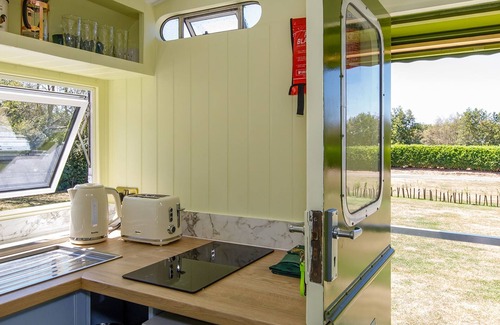 Birdham Apartamento | The Showman s Carriage King Bed Close to Beach