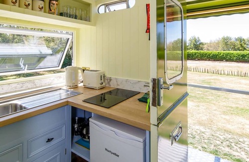 Birdham Apartamento | The Showman s Carriage King Bed Close to Beach