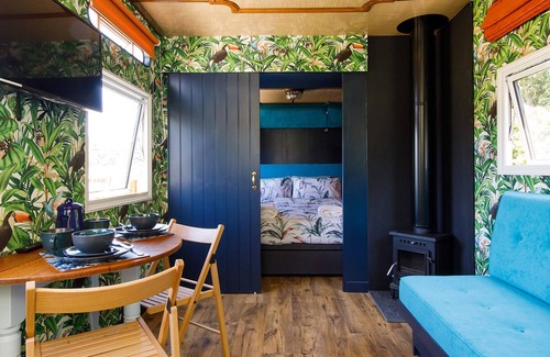 Birdham Apartamento | The Showman s Carriage King Bed Close to Beach