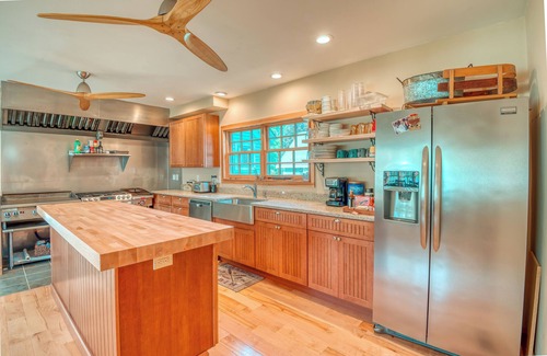 Bartlett Casa | The Shrine-Charming 4-bedroom house in Bartlett with AC, WiFi - 9 Beds