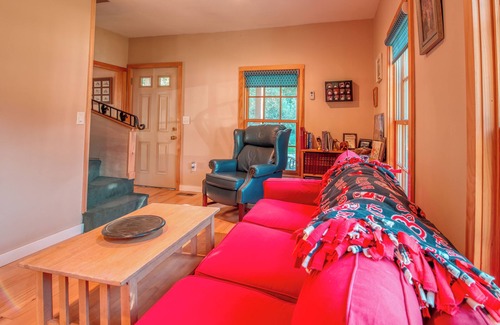 Bartlett Casa | The Shrine-Charming 4-bedroom house in Bartlett with AC, WiFi - 9 Beds