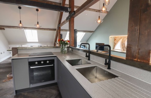 Dyserth Cabaña | THE SIGMA PENTHOUSE, family friendly, with a garden in Dyserth
