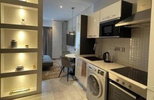 East Legon Apartamento | The Signature Hotel queen studio with balcony #2