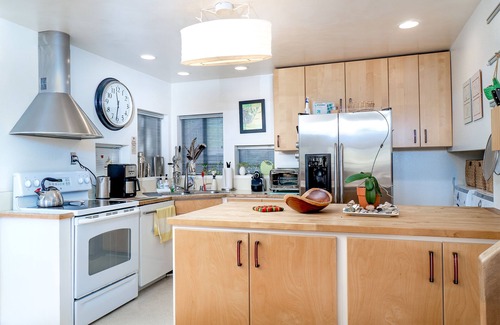 Marine Terrace Casa | The Silver Lady | Retro-Chic Retreat w/ Huge Mountain-View Deck | Near Beach