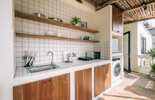 Lang Ha Apartamento | The Silver Lantern Hanoi-Urban Escape with Balcony Access-Coffee 24-7