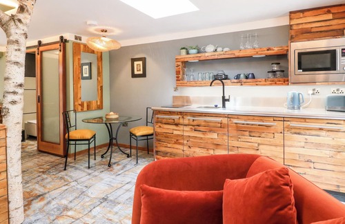Little Eaton Cabaña | THE SILVERBIRCH ROOM, romantic, with a garden in Horsley Woodhouse