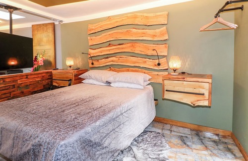 Little Eaton Cabaña | THE SILVERBIRCH ROOM, romantic, with a garden in Horsley Woodhouse