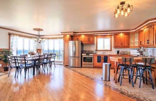 Caplan Casa | The Simeon - Upscale Bay Views by Doorbed