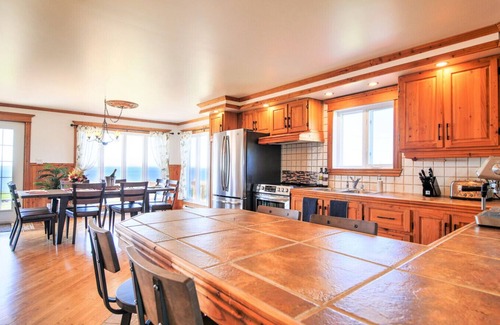 Caplan Casa | The Simeon - Upscale Bay Views by Doorbed