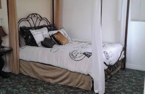 Clinton Otro | The Sirens Hideaway a charming Victorian Farmhouse