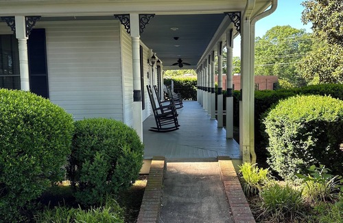 Hartwell Casa | The Skelton House: spacious 8-bedroom house in charming Downtown Hartwell