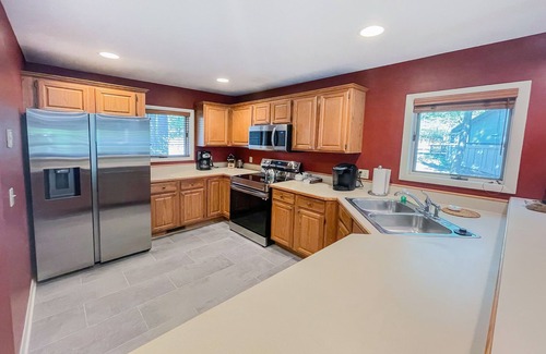 Thompsonville Condominio | The Ski & Tee - 5 bdrm condo on 18th fairway & steps from ski trail