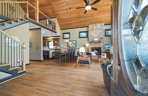 Gumlog Casa | The Skyline Way Lake House w/ Hot Tub & Dock!