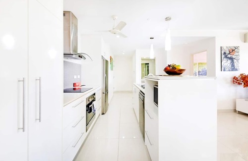 Darwin City Centre Apartamento | The Smith A Vibrant Poolside Balcony Haven