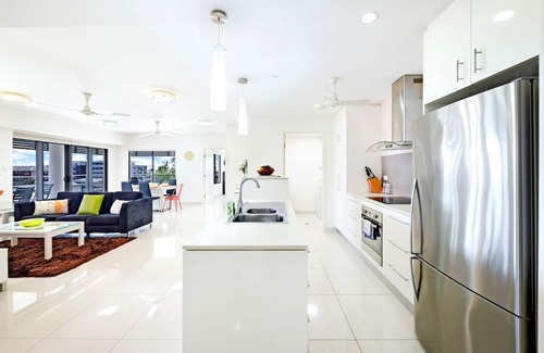 Darwin City Centre Apartamento | The Smith A Vibrant Poolside Balcony Haven
