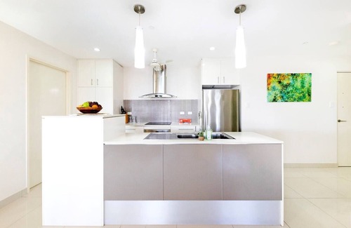 Darwin City Centre Apartamento | The Smith A Vibrant Poolside Balcony Haven