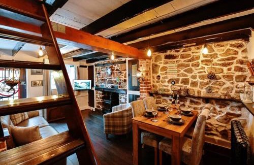 Mumbles Casa | The Smugglers Hideout - Sleeps 4 - with HOT TUB