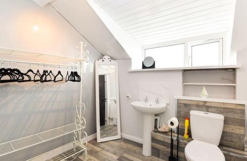 Mumbles Casa | The Smugglers Hideout - Sleeps 4 - with HOT TUB