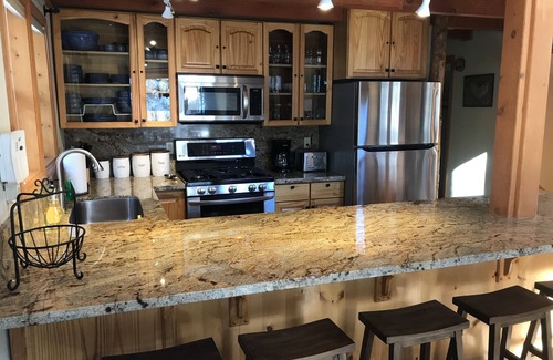 Serene Lakes Cabina | The Snowed Inn at Serene Lakes. Upscale with Hot Tub and Garage Parking!