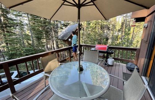 Serene Lakes Cabina | The Snowed Inn at Serene Lakes. Upscale with Hot Tub and Garage Parking!