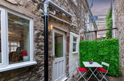 Wells Casa | The Snug - A Quaint Mews Cottage City Centre