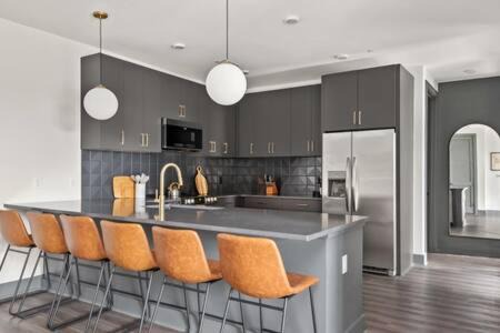 Rolling Mill Hill Apartamento | The Sobro Suite - 6 Beds & 6 blocks to Broadway