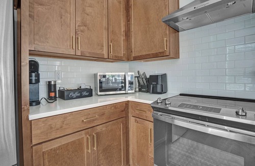 Hayes Casa | The Sojourn at Commonwealth 2-bedroom house in historic Durham with WiFi, AC
