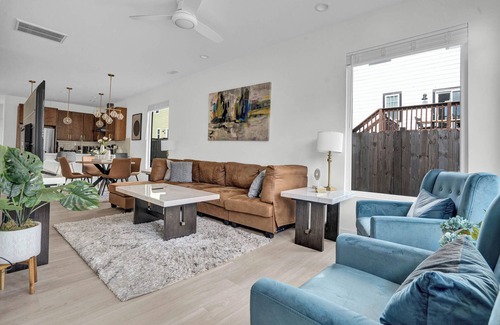 Hayes Casa | The Sojourn at Commonwealth 2-bedroom house in historic Durham with WiFi, AC