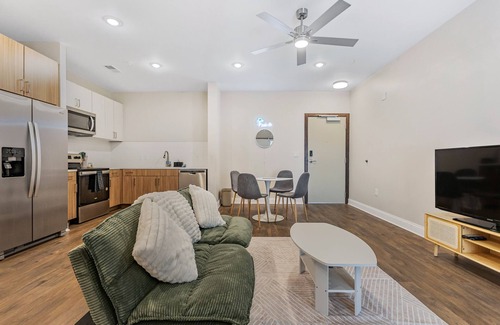 Eighth Avenue Apartamento | The Southern Serenade Suite: 1-Bedroom 1-Bath with Pool! 1 mile from Broadway