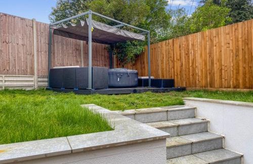 Brunswick Park Casa | The Spa Nook with Hot Tub, Sauna and Room for 8