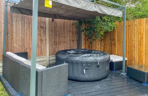 Brunswick Park Casa | The Spa Nook with Hot Tub, Sauna and Room for 8