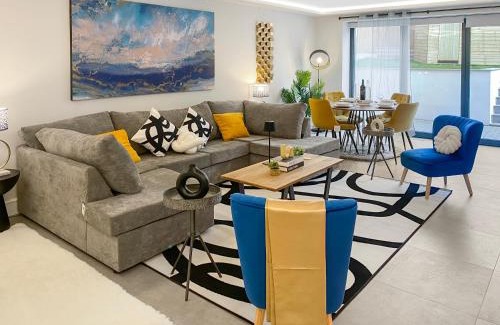 Brunswick Park Casa | The Spa Nook with Hot Tub, Sauna and Room for 8