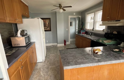 Roanoke Casa | The Spacious all inclusive main floor apartment in triplex +2 bedroom 1 bath