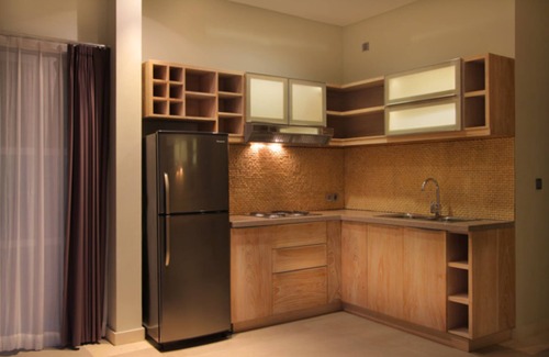 Seminyak Apartamento | La espaciosa habitación diseñada en una secuencia de espacios en cascada.