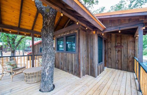 Elm Mott Otro | The Sparrow Treehouse 15 MIN to Magnolia Baylor