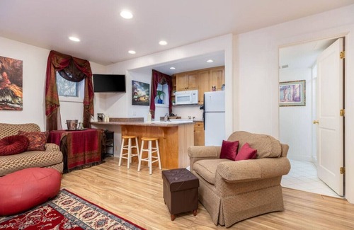 Lower Avenues Apartamento | The Speakeasy - Apt in Historic Avenues