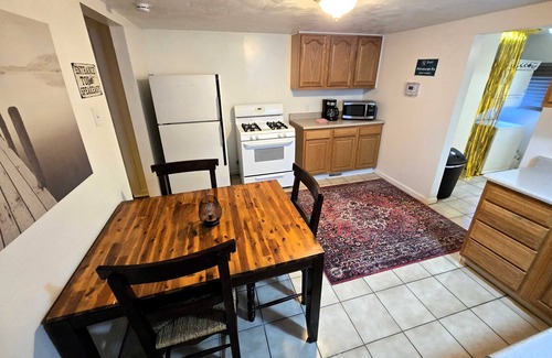 South Side Flats Apartamento | The Speakeasy - Stylish 1-BR w/ Roaring 20s Charm!