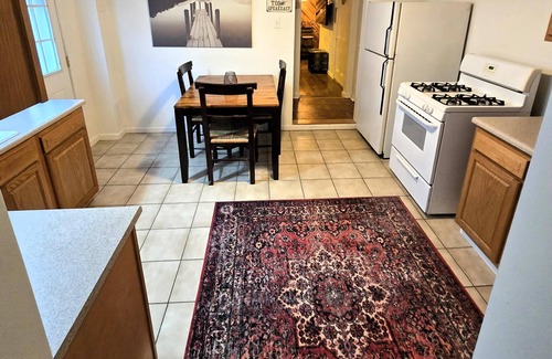 South Side Flats Apartamento | The Speakeasy - Stylish 1-BR w/ Roaring 20s Charm!