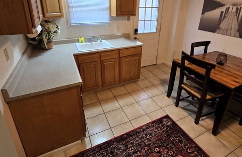 South Side Flats Apartamento | The Speakeasy - Stylish 1-BR w/ Roaring 20s Charm!