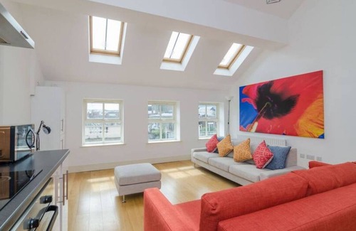 Cathedral Quarter Apartamento | The Spire Apt - Spacious 2-Bed City Centre Apt – Sleeps 5 | Cathedral Quarter Location