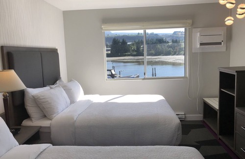 Sechelt Hotel | The Spot at Porpoise Bay