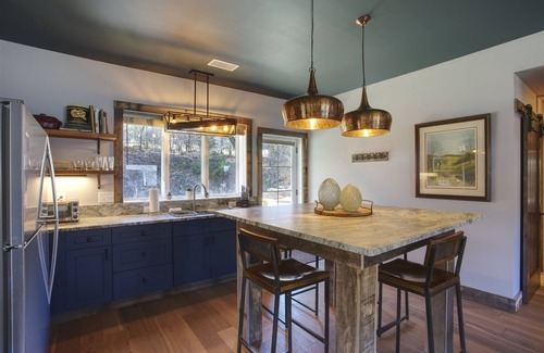 Blowing Rock Cabaña | The Springhouse 2BR 2BA Hot Tub Fire Pit