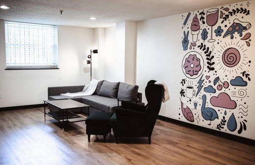 Winston - Salem Apartamento | The Spruce Goose- Eclectic 2BD/1.5BA ENTIRE Condo