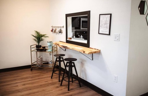 Winston - Salem Apartamento | The Spruce Goose- Eclectic 2BD/1.5BA ENTIRE Condo