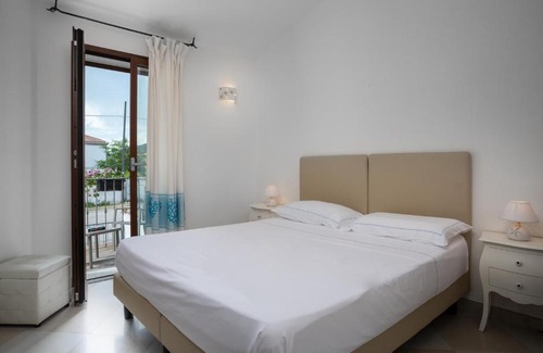 Cannigione Cama Y Desayuno | The Square Depandance