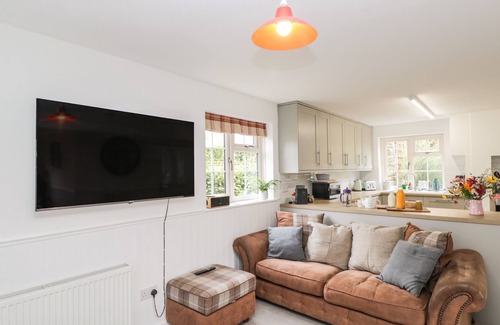 Sherborne Cabaña | THE STABLE HOUSE, pet friendly, with hot tub in Sherborne